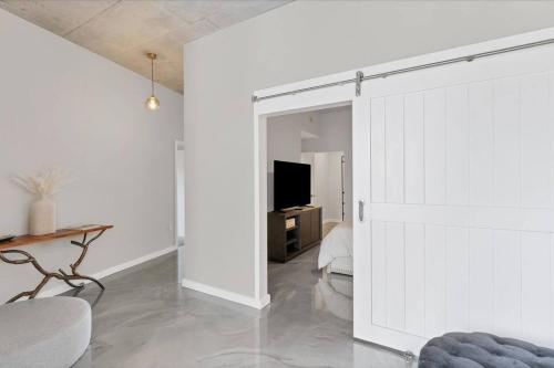 Modern 3 bedroom condo in downtown w free parking photo 32