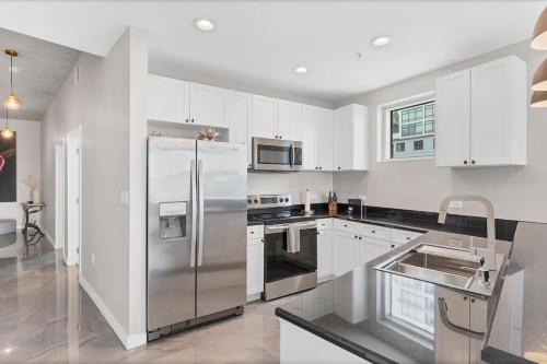 Modern 3 bedroom condo in downtown w free parking photo 35