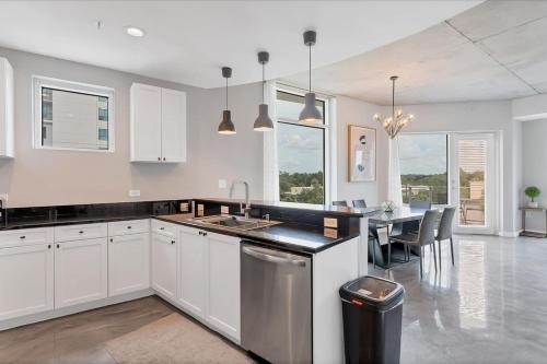 Modern 3 bedroom condo in downtown w free parking photo 27