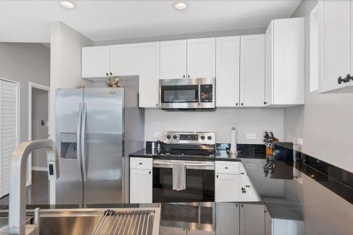 Modern 3 bedroom condo in downtown w free parking photo 36