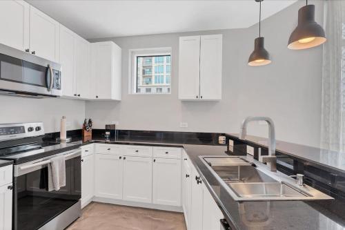 Modern 3 bedroom condo in downtown w free parking photo 26