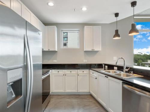 Modern 3 bedroom condo in downtown w free parking photo 24