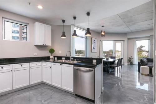 Modern 3 bedroom condo in downtown w free parking photo 34