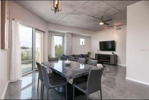 Modern 3 bedroom condo in downtown w free parking photo 11