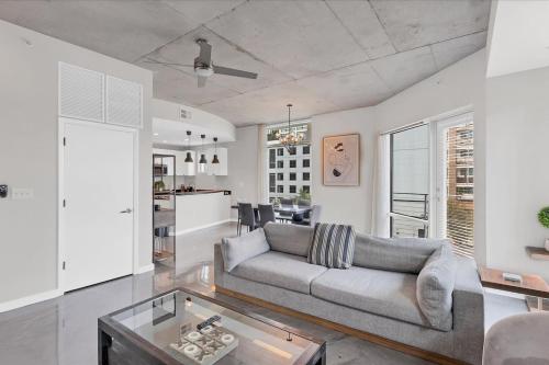 Modern 3 bedroom condo in downtown w free parking photo 9
