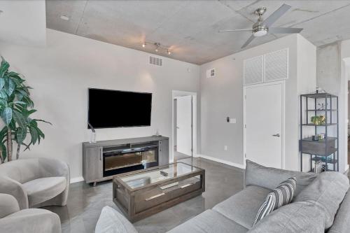 Modern 3 bedroom condo in downtown w free parking photo 22