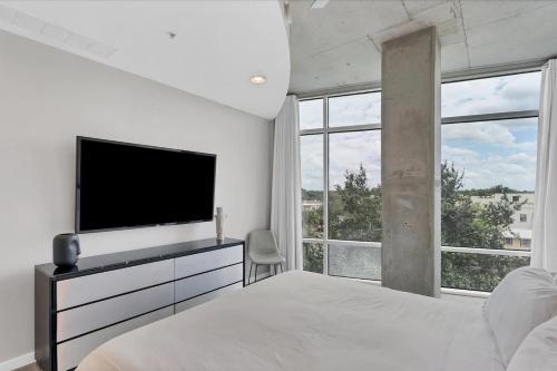 Modern 3 bedroom condo in downtown w free parking photo 21