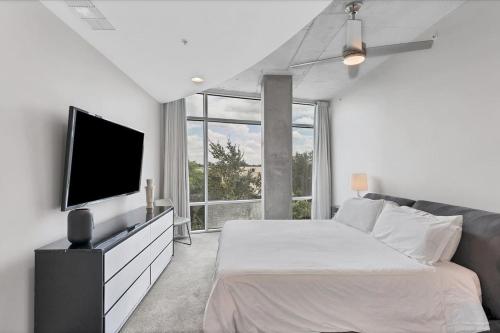 Modern 3 bedroom condo in downtown w free parking photo 23