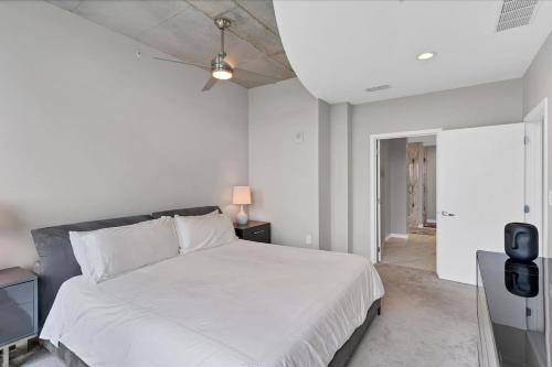 Modern 3 bedroom condo in downtown w free parking photo 25