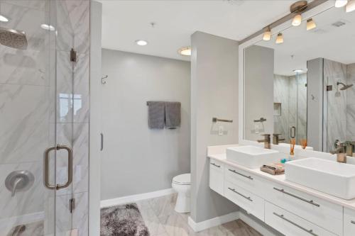 Modern 3 bedroom condo in downtown w free parking photo 8