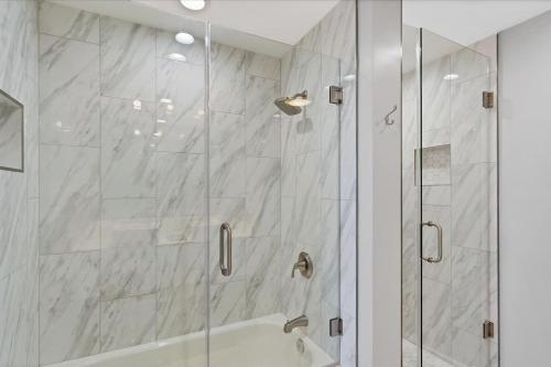 Modern 3 bedroom condo in downtown w free parking photo 29