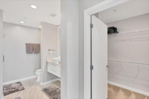 Modern 3 bedroom condo in downtown w free parking photo 17