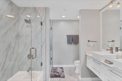 Modern 3 bedroom condo in downtown w free parking photo 19