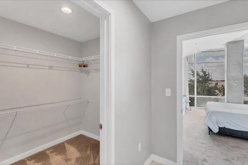 Modern 3 bedroom condo in downtown w free parking photo 30