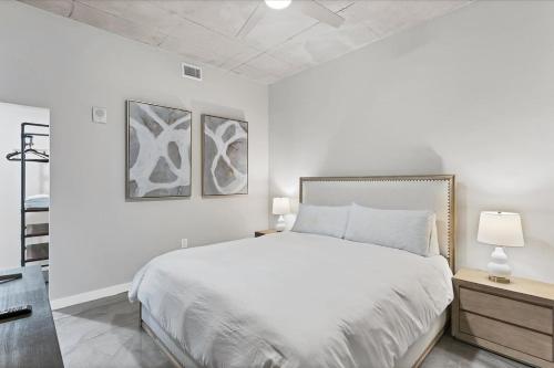 Modern 3 bedroom condo in downtown w free parking photo 18