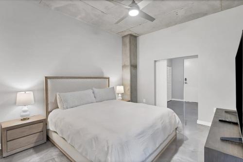 Modern 3 bedroom condo in downtown w free parking photo 28