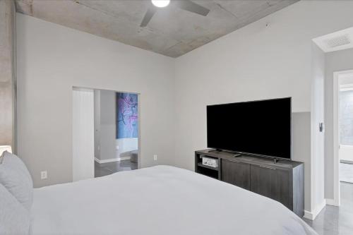 Modern 3 bedroom condo in downtown w free parking photo 20