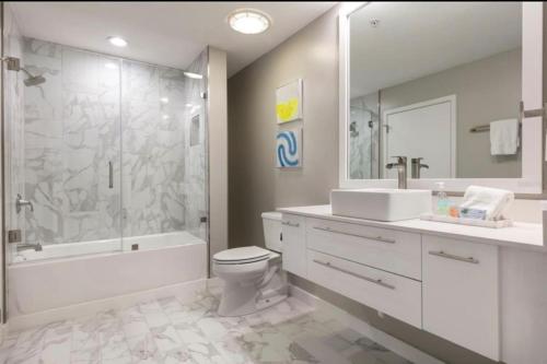Modern 3 bedroom condo in downtown w free parking photo 16