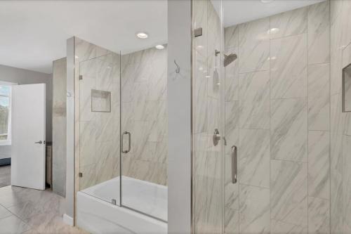 Modern 3 bedroom condo in downtown w free parking photo 15