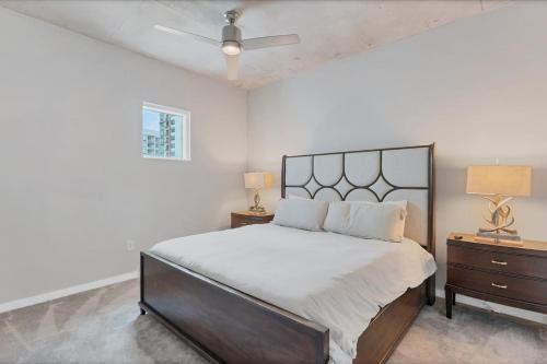 Modern 3 bedroom condo in downtown w free parking photo 14