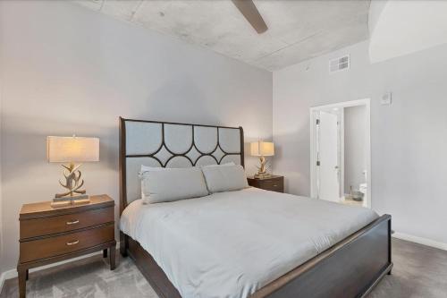 Modern 3 bedroom condo in downtown w free parking photo 7