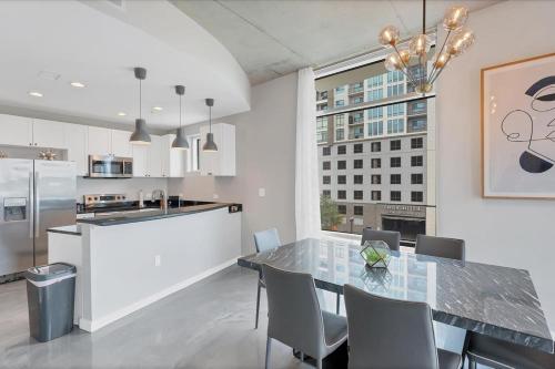 Modern 3 bedroom condo in downtown w free parking photo 33