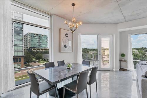 Modern 3 bedroom condo in downtown w free parking photo 10