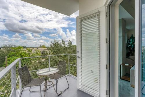 Modern 3 bedroom condo in downtown w free parking photo 37