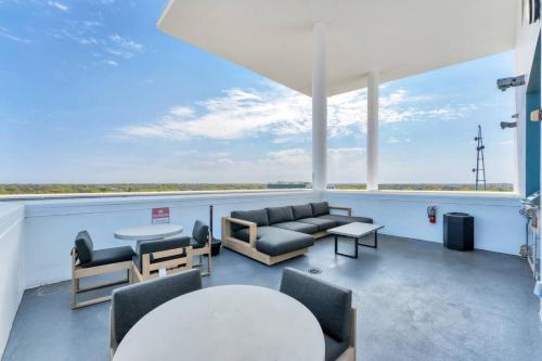 Modern 3 bedroom condo in downtown w free parking photo 46