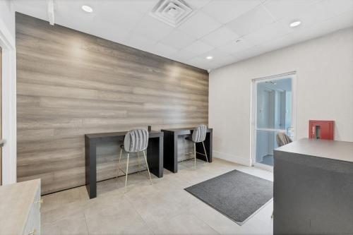 Modern 3 bedroom condo in downtown w free parking photo 44