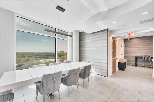 Modern 3 bedroom condo in downtown w free parking photo 50