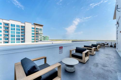 Modern 3 bedroom condo in downtown w free parking photo 47