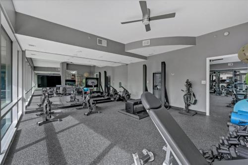 Modern 3 bedroom condo in downtown w free parking photo 39