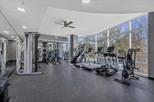 Modern 3 bedroom condo in downtown w free parking photo 41