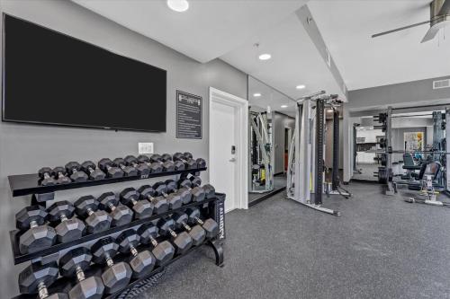 Modern 3 bedroom condo in downtown w free parking photo 40