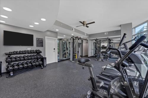 Modern 3 bedroom condo in downtown w free parking photo 54