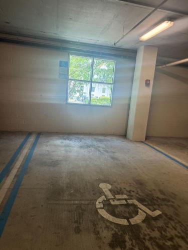 Modern 3 bedroom condo in downtown w free parking photo 51