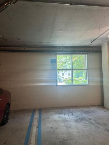 Modern 3 bedroom condo in downtown w free parking photo 52