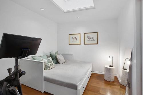 Ένα ή περισσότερα κρεβάτια σε δωμάτιο στο Luxury Oasis in Manhattan