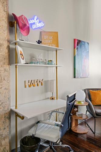 Χώρος καθιστικού στο Downtown Penthouse close to Convention Center