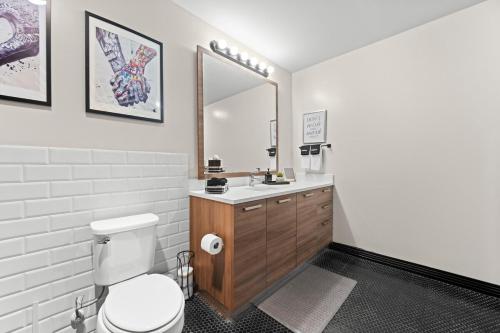 Ένα μπάνιο στο Downtown Penthouse close to Convention Center