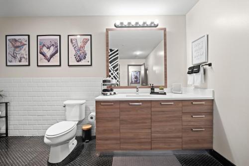 Ένα μπάνιο στο Downtown Penthouse close to Convention Center