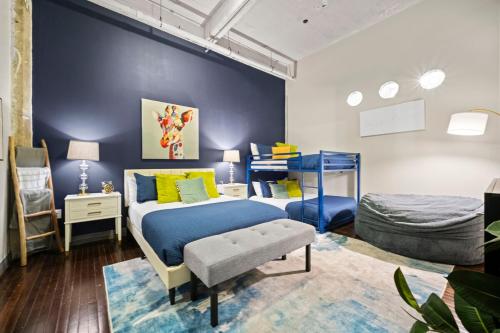 Ένα ή περισσότερα κρεβάτια σε δωμάτιο στο Downtown Penthouse close to Convention Center