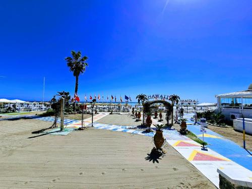a beach with a wedding arch and a palm tree at Loft on the beach and a few steps from downtown in Torremolinos