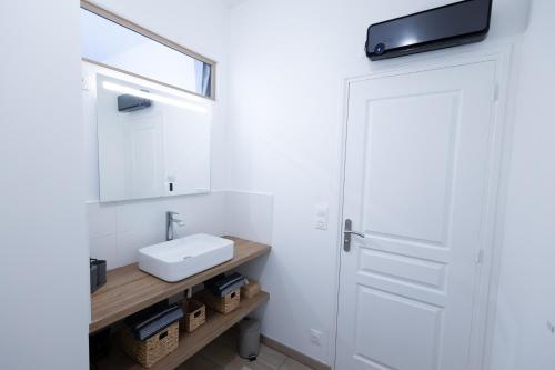 a bathroom with a sink and a mirror at Logement Cotex, Appartement 6P, Parking Privé in Berck-sur-Mer