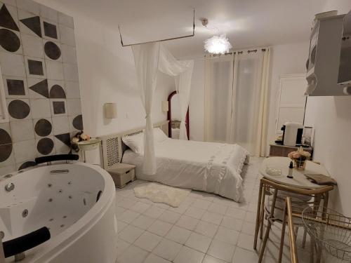 La salle de bains est pourvue d'un lit et d'une baignoire. dans l'établissement Love room Les Tourtereaux, à Montauroux