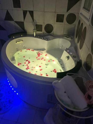 La salle de bains est pourvue d'une baignoire avec coeurs. dans l'établissement Love room Les Tourtereaux, à Montauroux