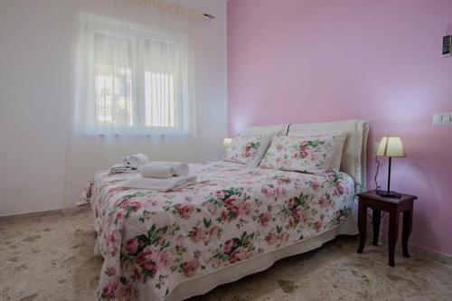 sypialnia z łóżkiem z różową ścianą w obiekcie Casa Vacanze Anna & Giulia w mieście Torchiara