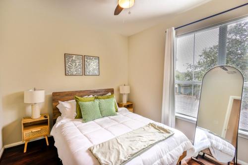 Postel nebo postele na pokoji v ubytování Austin Getaway Patio, Games & Near Sixth Street