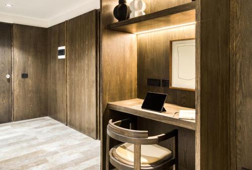 a bathroom with a desk with a laptop on it at UTOPIC Platon by ULIV in Mexico City